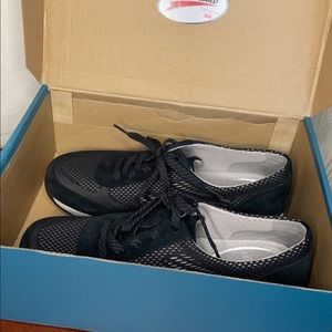 Women’s athletic shoes - size 9